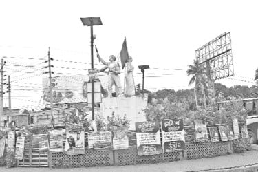 পোস্টারে ঢাকা মুক্তিযুদ্ধের ভাস্কর্য