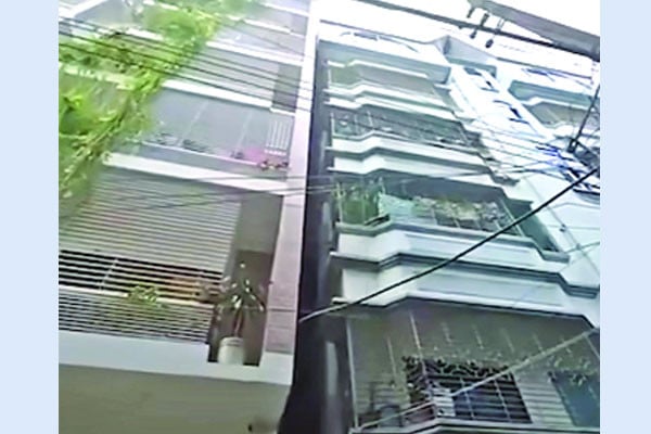 রাজধানীতে ছয়তলা ভবন হেলে পড়েছে