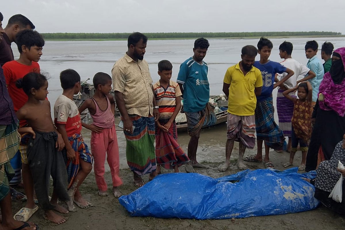 মেঘনায় বাল্কহেডের ধাক্কায় নোঙর করা ট্রলার ডুবি: নিহত ২