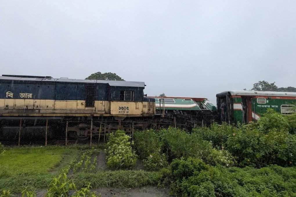 লালমনিরহাটে দুই ট্রেনের মুখোমুখি সংঘর্ষ