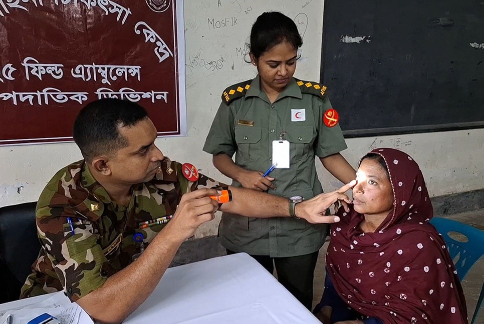 জয়পুরহাটে সেনাবাহিনীর ফ্রি মেডিকেল ক্যাম্প