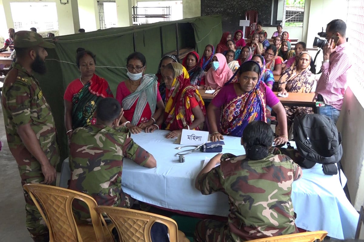 যশোরের জলাবদ্ধ ভবদহ এলাকায় সেনাবাহিনীর ফ্রি মেডিকেল ক্যাম্প
