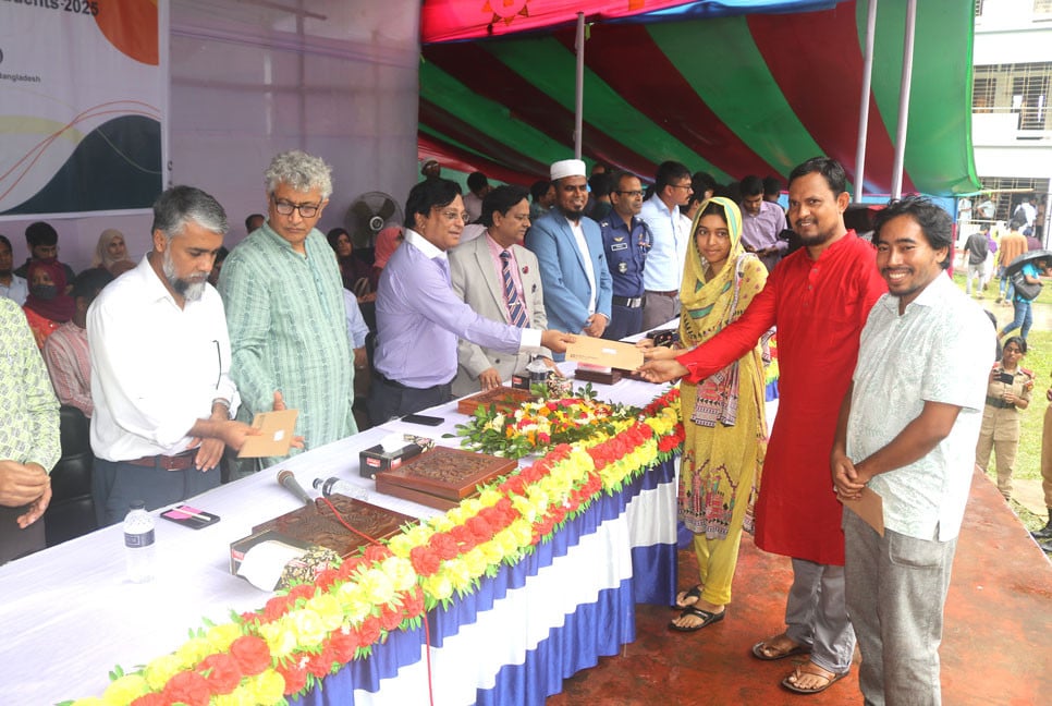 মেধাবী ও অসচ্ছল শিক্ষার্থীদের বৃত্তি দিল গোবিপ্রবি