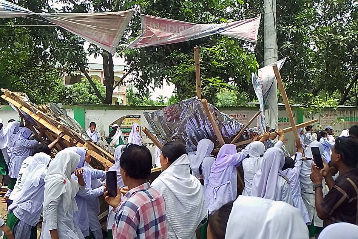 বিদ্যালয়ের ছাত্রীরাই গুড়িয়ে দিল অবৈধ স্থাপনা