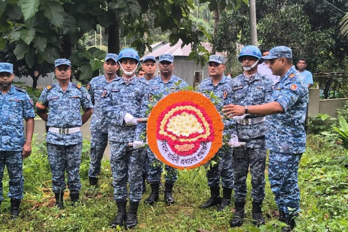 টাঙ্গাইলের নিহত দুই শিক্ষার্থীর কবরে বিমানবাহিনীর শ্রদ্ধা