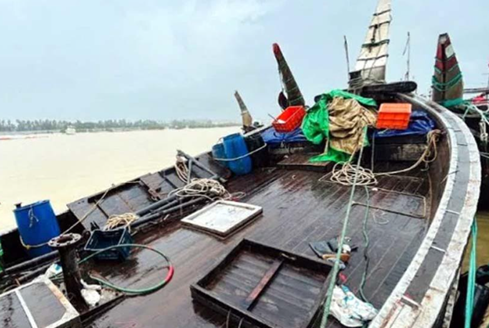 কোস্ট গার্ডের অভিযানে মাছ ধরার নিষিদ্ধ ট্রলার জব্দ