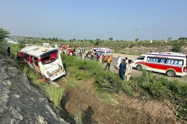 পাকিস্তানে বাস খাদে পড়ে নিহত ৯, আহত ৩০