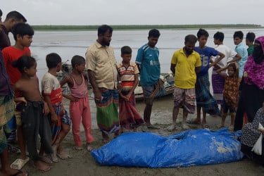 মেঘনায় বাল্কহেডের ধাক্কায় নোঙর করা ট্রলার ডুবি: নিহত ২