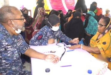 ভোলায় ৬০০ হতদরিদ্র মানুষকে চিকিৎসা সেবা দিল নৌবাহিনী