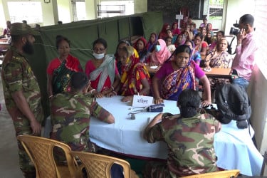 যশোরের জলাবদ্ধ ভবদহ এলাকায় সেনাবাহিনীর ফ্রি মেডিকেল ক্যাম্প