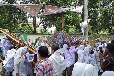 বিদ্যালয়ের ছাত্রীরাই গুড়িয়ে দিল অবৈধ স্থাপনা