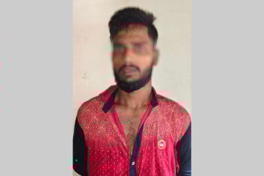 সমুদ্র সৈকতে প্রকাশ্যে স্ত্রীকে মারধর, স্বামী গ্রেফতার