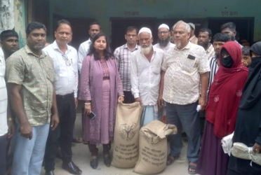 ভোলায় ঝড়ে ক্ষতিগ্রস্তদের মাঝে সরকারি চাল বিতরণ