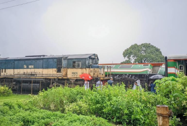 লালমনিরহাটে ট্রেন দুর্ঘটনায় বগি উল্টে আহত ৮