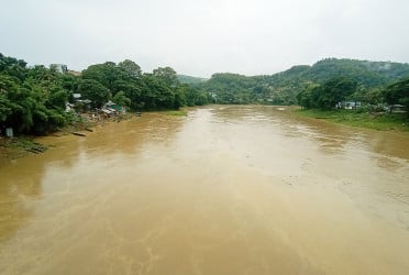 বান্দরবানে বিপৎসীমার নিচ দিয়ে নদীর পানি প্রবাহিত
