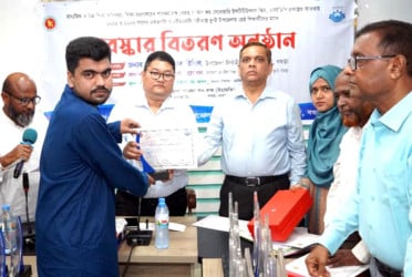 বগুড়ায় শ্রেষ্ঠ শিক্ষার্থীদের মাঝে পুরস্কার বিতরণ