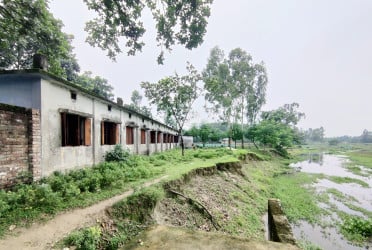 নদী ভাঙনে হুমকির মুখে বিদ্যালয়, রক্ষার দাবি শিক্ষার্থী-অভিভাবকদের