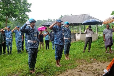 পাহাড়ে উক্যছাইং মারমার সমাধিতে বিমান বাহিনীর শ্রদ্ধা