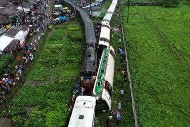 ৫ ঘণ্টা পর লালমনিরহাট-বুড়িমারী রুটে ট্রেন চলাচল স্বাভাবিক