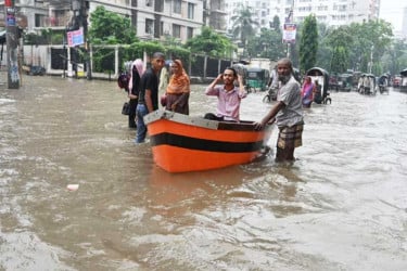 চট্টগ্রামে পানিবন্দি লক্ষাধিক মানুষ