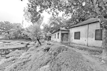 ভাঙন হুমকি আতঙ্কে শিক্ষার্থীরা