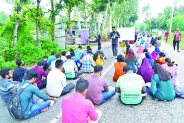 মহাসড়কে ক্লাস রবীন্দ্র বিশ্ববিদ্যালয় শিক্ষার্থীদের