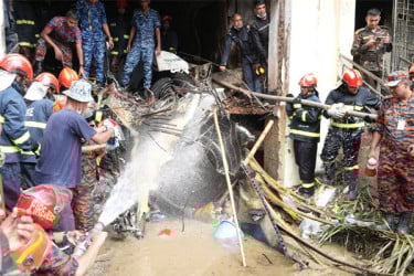 হাসপাতাল থেকে ফিরলেও কাটেনি আতঙ্ক