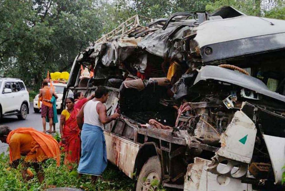 ভারতে যাত্রীবাহী বাস-ট্রাকের সংঘর্ষে ১৮ জন নিহতের দাবি বিজেপি নেতার