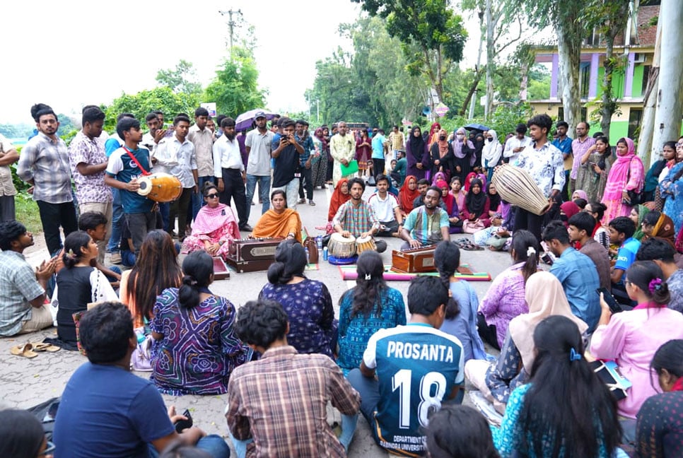 দ্বিতীয় দিনের মতো মহাসড়কে ক্লাস করলেন রবীন্দ্র বিশ্ববিদ্যালয়ের শিক্ষার্থীরা