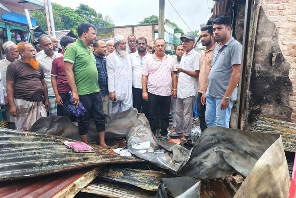 লক্ষ্মীপুরে অগ্নিকাণ্ডে ৮ দোকান ভস্মীভূত