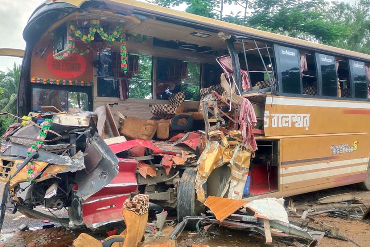 কাভার্ড ভ্যানের পেছনে ধাক্কা দিয়ে দুমড়েমুচড়ে গেল যাত্রীবাহী বাস