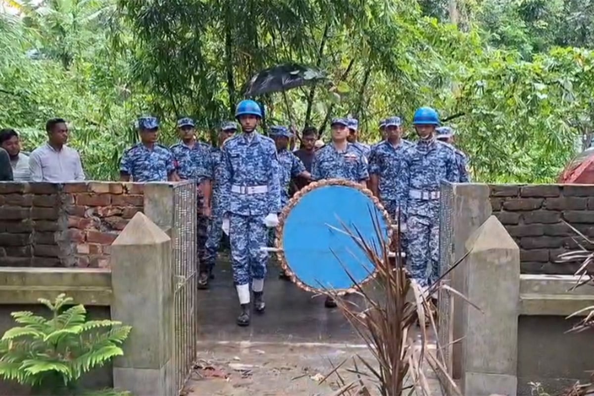 শরীয়তপুরে ছামীম ও আয়মানের কবরে বিমান বাহিনীর শ্রদ্ধা