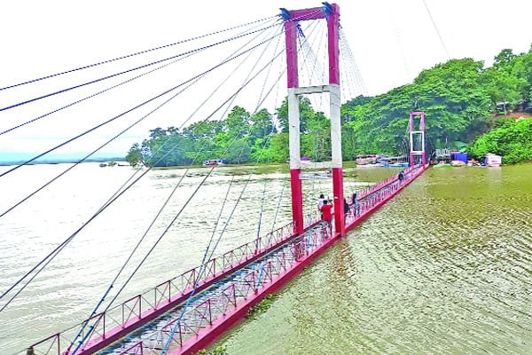 ডুবে যাচ্ছে ঝুলন্ত সেতু