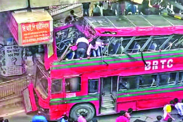 এক্সপ্রেসওয়ের পিলারে বিআরটিসি বাসের ধাক্কা