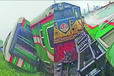 মুখোমুখি সংঘর্ষ দুই ট্রেনের