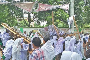 বিদ্যালয়ের ছাত্রীরাই গুঁড়িয়ে দিল অবৈধ স্থাপনা