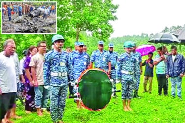 দুই শিক্ষার্থীর কবরে বিমানবাহিনীর শ্রদ্ধা