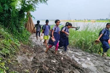 এক রাস্তার জন্য গ্রামবাসীর দুর্ভোগ চরমে