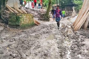একটি রাস্তার জন্য গ্রামবাসীর দুর্ভোগ
