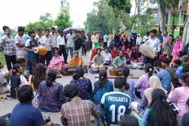 দ্বিতীয় দিনেও মহাসড়কে ক্লাস করলেন রবীন্দ্র বিশ্ববিদ্যালয়ের শিক্ষক-শিক্ষার্থীরা