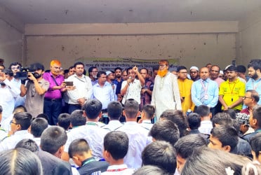 বৃত্তি পরীক্ষায় কিন্ডারগার্টেন শিক্ষার্থীদের সুযোগ দেওয়ার দাবিতে সিরাজগঞ্জে বিক্ষোভ