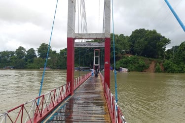 কাপ্তাই হ্রদের পানিতে ডুবে যাচ্ছে ঝুলন্ত সেতু