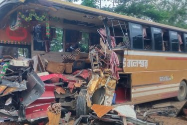চট্টগ্রামে কাভার্ডভ্যানের ধাক্কায় দুমড়ে গেল যাত্রীবাহী বাস