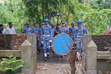 শরীয়তপুরে ছামীম ও আয়মানের কবরে বিমান বাহিনীর শ্রদ্ধা