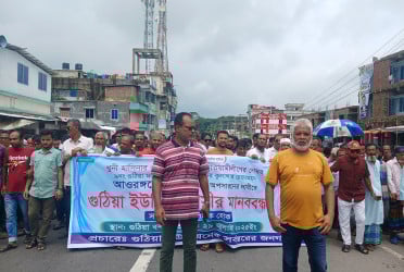 বরিশালে চেয়ারম্যানের অপসারণের দাবিতে মানববন্ধন ও সড়ক অবরোধ