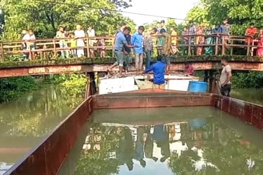 বাউফলে ব্রিজে বাল্কহেডের ধাক্কা, শ্রমিক নিহত