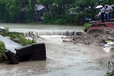 লক্ষ্মীপুরে বৃষ্টি-জোয়ারে ভেসে গেল সড়ক, দুর্ভোগে ২০ হাজার বাসিন্দা