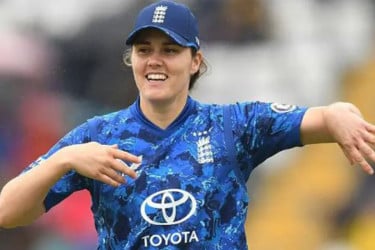 মান্ধানাকে টপকে শীর্ষে ফিরলেন সিভার-ব্রান্ট