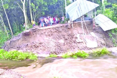 বাঁধ ভেঙে ভোগান্তিতে ১২ গ্রামের মানুষ