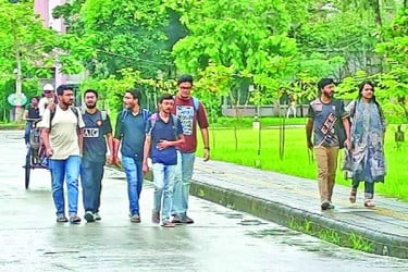 প্রাণ ফিরেছে কুয়েট ক্যাম্পাসে